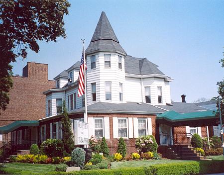 The Simonson Funeral Home at the southeasterly corner of Lefferts Boulevard and Hillside Avenue in Richmond Hill.