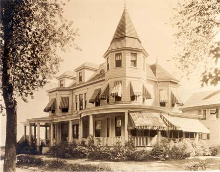 The Vetter Mansion at the southeasterly corner of Lefferts Avenue (Boulevard) and Hillside Avenue in Richmond Hill. Today, it is the Simonson Funeral Home.
